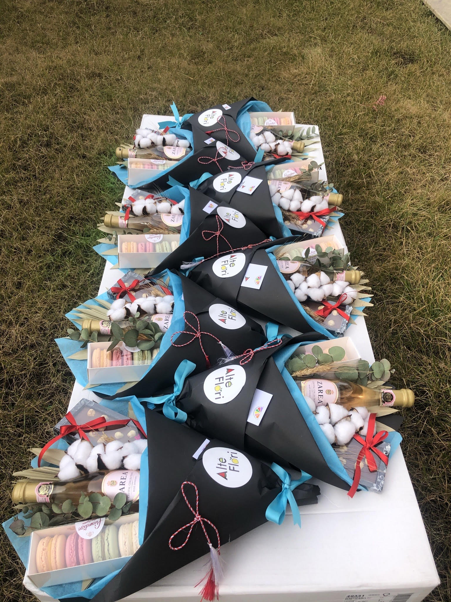 buchet corporate cu sampanie, macarons, flori uscate