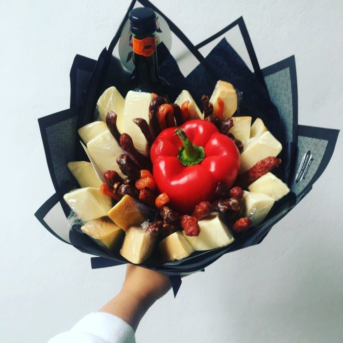 cascaval, carnati si vin la buchet