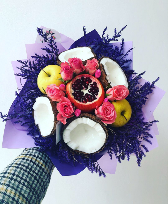 buchet alte flori mov cu trandafiri si nuca de cocos